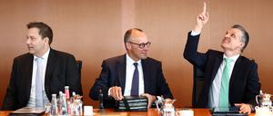 Finanzminister Lars Klingbeil (SPD), Bundeskanzler Friedrich Merz (CDU) und Kanzleramtschef Thorsten Frei (CDU, von links) im Kabinett.