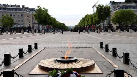 Ewige Flamme auf dem Grabmal des unbekannten Soldaten in Paris.
