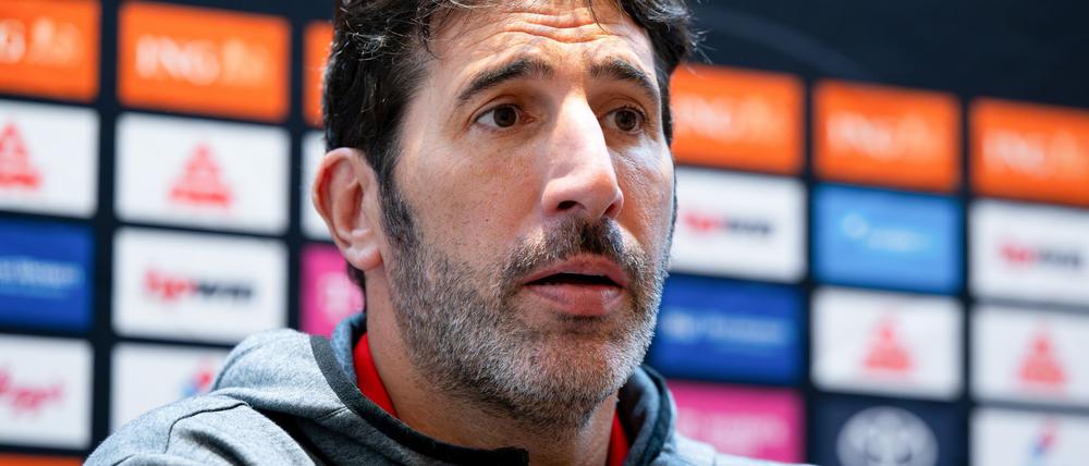 Bundestrainer Mumbru streicht den ersten Basketballer.