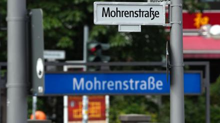 Die Mohrenstraße und der gleichnamige U-Bahnhof in Berlin-Mitte sollen an diesem Wochenende umbenannt werden.