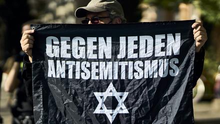 „Gegen jeden Antisemitismus“ ist auf dem Transparent zu lesen, das ein Teilnehmer der Internationalist Queer Pride for Liberation (IQP) bei einer Aktion am Südstern in Kreuzberg hält. 