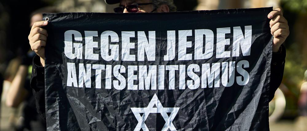 „Gegen jeden Antisemitismus“ ist auf dem Transparent zu lesen, das ein Teilnehmer der Internationalist Queer Pride for Liberation (IQP) bei einer Aktion am Südstern in Kreuzberg hält. 
