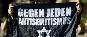 „Gegen jeden Antisemitismus“ ist auf dem Transparent zu lesen, das ein Teilnehmer der Internationalist Queer Pride for Liberation (IQP) bei einer Aktion am Südstern in Kreuzberg hält