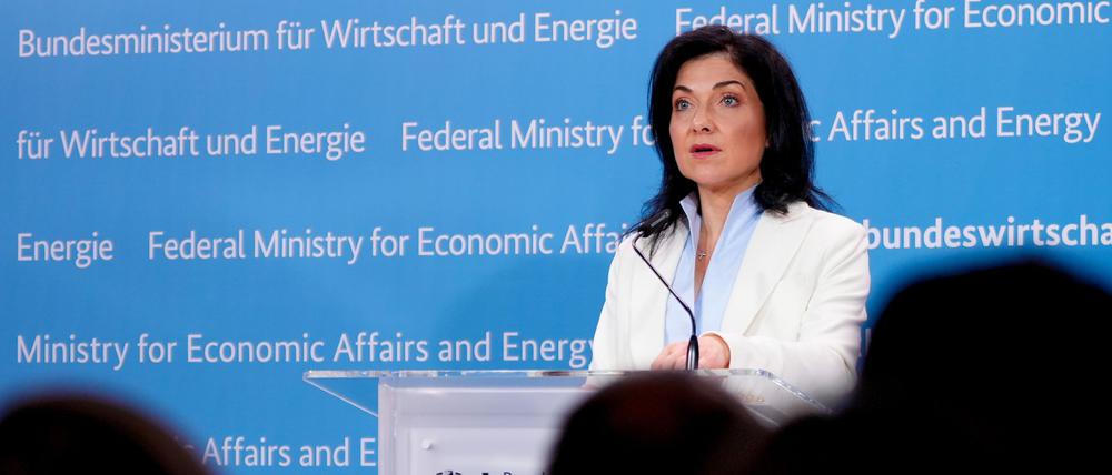 Katherina Reiche (CDU), Bundesministerin für Wirtschaft und Energie, spricht während einer Pressekonferenz.