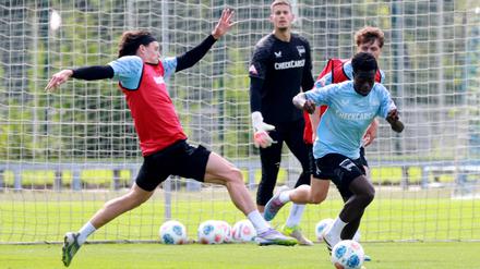 Boris Lum (rechts vorne) machte beim Training der Hertha einen guten Eindruck