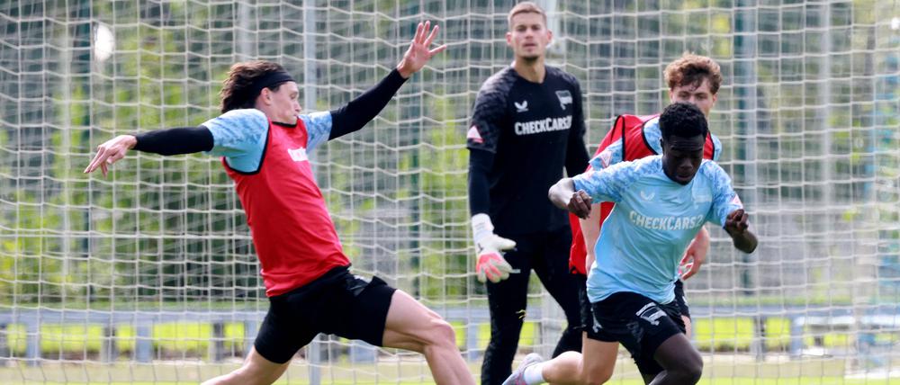 Boris Lum (rechts vorne) machte beim Training der Hertha einen guten Eindruck