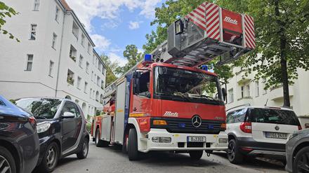 Wegen des schwarzen Kleinwagens musste die Feuerwehr rangieren. 