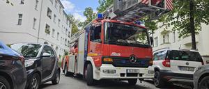 Wegen des schwarzen Kleinwagens musste die Feuerwehr rangieren. 
