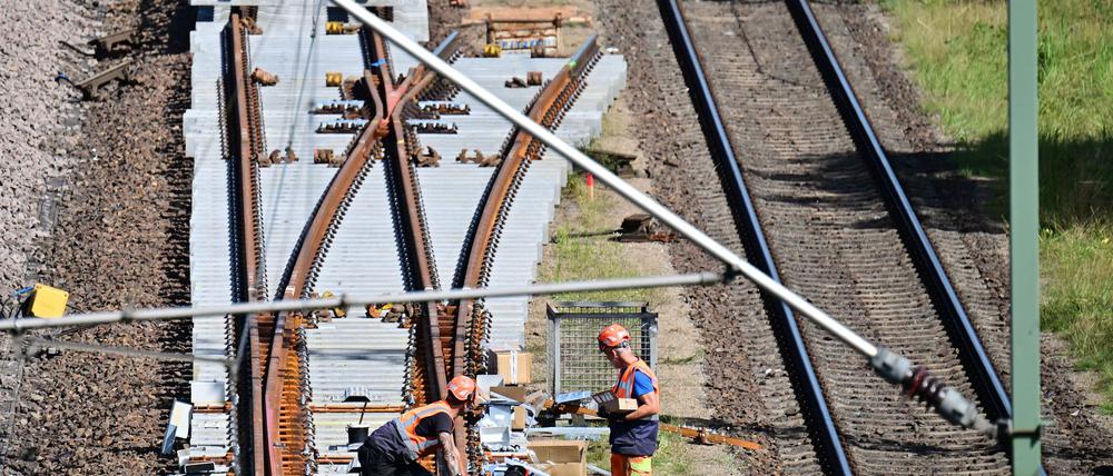 Bei der Generalsanierung zwischen Hamburg und Berlin wird schon an neuen Weichen gearbeitet. Teils wurden sie vor Beginn der Sperrung vormontiert. 