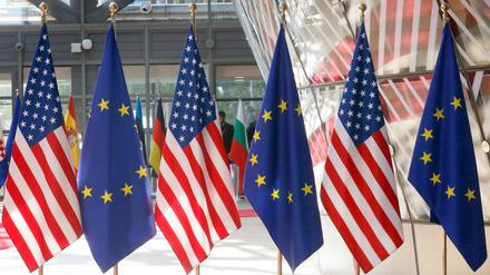 EU-Flaggen und amerikanische Fahnen sind im EU-Ratsgebäude zu sehen. 