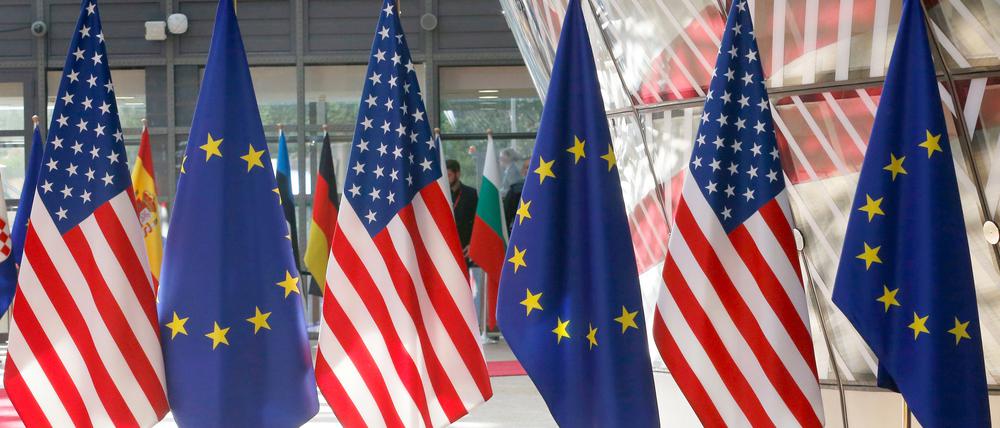 EU-Flaggen und amerikanische Fahnen sind im EU-Ratsgebäude zu sehen.
