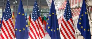 EU-Flaggen und amerikanische Fahnen sind im EU-Ratsgebäude zu sehen. 