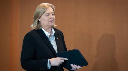 Bärbel Bas (SPD), Bundesministerin für Arbeit und Soziales, kommt im Kanzleramt zur Kabinettssitzung.