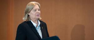 Bärbel Bas (SPD), Bundesministerin für Arbeit und Soziales, kommt im Kanzleramt zur Kabinettssitzung. 
