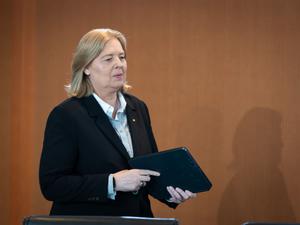 Bärbel Bas (SPD), Bundesministerin für Arbeit und Soziales, kommt im Kanzleramt zur Kabinettssitzung.