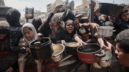 Palästinensische Kinder bei einer Essensausgabe in Gaza City am 1. August 2025