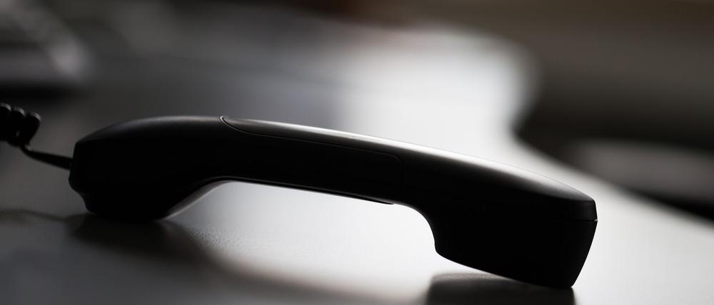 Wieder Trickbetrüger am Telefon: Sie geben sich als Polizisten aus und bringen oft ältere Menschen um ihr Erspartes. (Symbolbild)