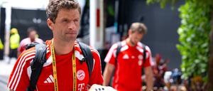Thomas Müller von München kommt vor einem Spiel zum Stadion. 