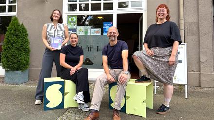 Das Team vom "Raum für Beteiligung" im Berliner Bezirk Steglitz-Zehlendorf: Jana Tappeiner, Katharina Pollich und Julia Klemm sowie Florian Schunk, Leiter der Sozialraumorientierten Planungskoordination (SPK) des Bezirksamts. Der "Raum für Beteiligung" in der Potsdamer Straße 50 in Zehlendorf existiert seit Dezember 2023.