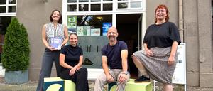 Das Team vom "Raum für Beteiligung" im Berliner Bezirk Steglitz-Zehlendorf: Jana Tappeiner, Katharina Pollich und Julia Klemm sowie Florian Schunk, Leiter der Sozialraumorientierten Planungskoordination (SPK) des Bezirksamts. Der "Raum für Beteiligung" in der Potsdamer Straße 50 in Zehlendorf existiert seit Dezember 2023.