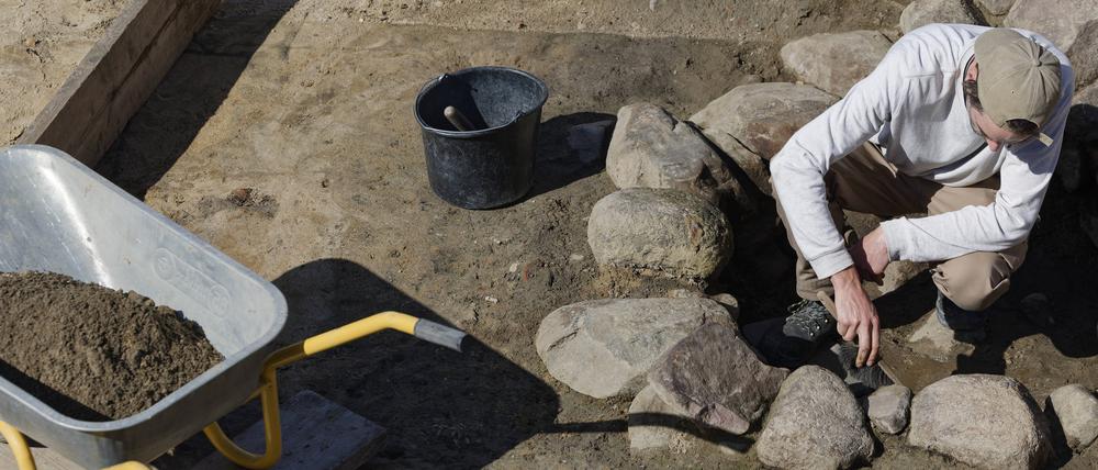 Ein Archäologe gräbt am Molkenmarkt in Berlin: Einige der teils spektakulären 700.000 Funde wurden jetzt der Öffentlichkeit vorgestellt.