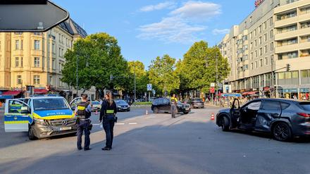 Ein Polizeiwagen auf Einsatzfahrt kollidierte am Mittwochnachmittag am Adenauerplatz mit einem Auto. 