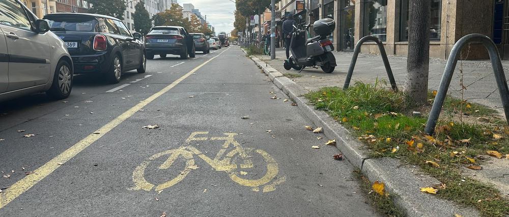 Die Berliner Senatsverwaltung für Verkehr will den Radweg auf der Kantstraße in Charlottenburg wieder verschwinden lassen und plant eine Spur für Busse und Radfahrer gemeinsam (Archivbild).