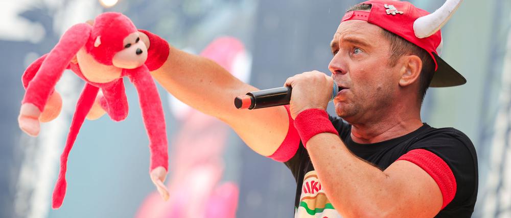 Rote Kappe, weiße Hörner und gute Laune: Lorenz Büffel steht seit fast 20 Jahren auf der Bühne.