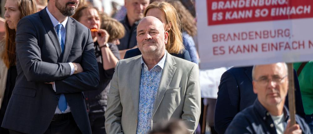 Zuletzt stellten sich Brandenburgs Finanzminister Robert Crumbach (BSW) und Bildungsminister Steffen Freiberg (SPD) einer Demonstration gegen Kürzungen in der Bildungspolitik. (Archivbild)