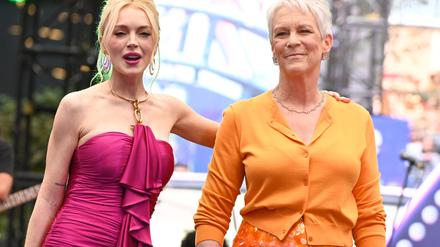 Lindsay Lohan (l.) und Jamie Lee Curtis posieren für Fotos bei der Vorstellung ihres gemeinsamen Films „Freakier Friday“, der jetzt in die deutschen Kinos kommt. (Archivfoto) 