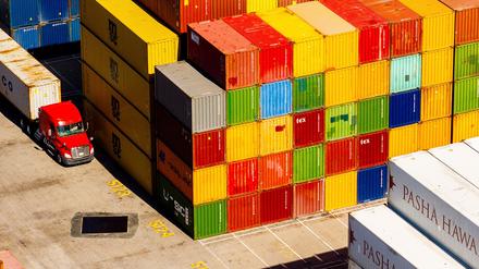 Frachtcontainer stapeln sich auf einem Verladeterminal im Hafen von Oakland. Für Importe aus der EU in die USA sollen künftig Aufschläge von 15 Prozent gelten. 