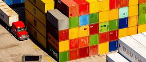 Frachtcontainer stapeln sich auf einem Verladeterminal im Hafen von Oakland. Für Importe aus der EU in die USA sollen künftig Aufschläge von 15 Prozent gelten. 