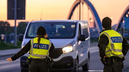 Beamte der Bundespolizei stehen am frühen Morgen bei der Einreisekontrolle am deutsch-polnischen Grenzübergang Stadtbrücke.