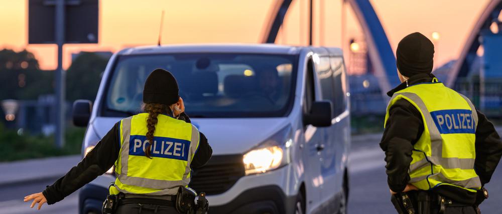 Beamte der Bundespolizei stehen am frühen Morgen bei der Einreisekontrolle am deutsch-polnischen Grenzübergang Stadtbrücke.