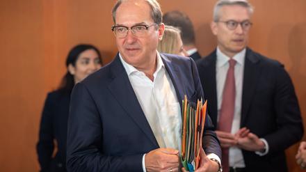 Bundesinnenminister Dobrindt will die Grenzkontrollen verlängern. 