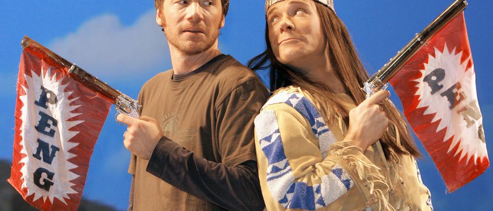 Peng! Comedian Michael „Bully“ Herbig (links) im Jahr 2008, als eine Musicalversion seines Films „Der Schuh des Manitu“ auf die Bühne kam. (Archivfoto) 
