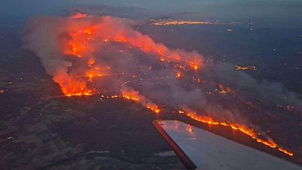 Dieses von der Securite Civile zur Verfügung gestellte Foto zeigt eine Luftaufnahme des Waldbrandes in einer Mittelmeerregion nahe der spanischen Grenze in Südfrankreich. 