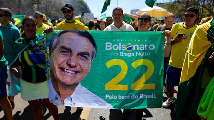 Anhänger des früheren brasilianischen Präsidenten Bolsonaro demonstrieren für ihn.