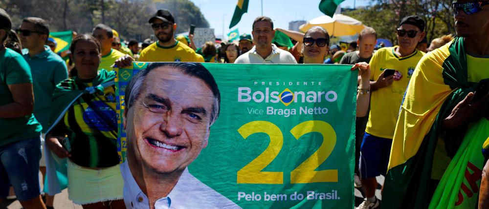 Anhänger des früheren brasilianischen Präsidenten Bolsonaro demonstrieren für ihn.