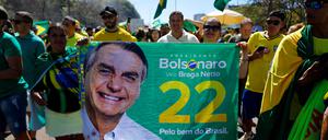 Anhänger des früheren brasilianischen Präsidenten Bolsonaro demonstrieren für ihn.
