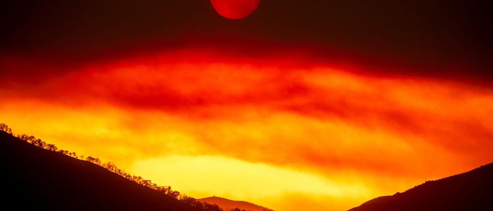 Der Rauch eines Feuers über dem Los Padres National Forest in Kalifornien.