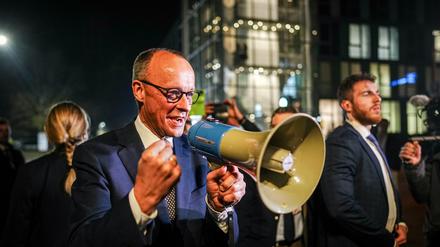 Als er noch Kanzlerkandidat war, griff Friedrich Merz auch mal zu einem Megaphon, um besser gehört zu werden, hier bei seiner Ankunft beim TV-Duell von ARD und ZDF vor der Bundestagswahl.
