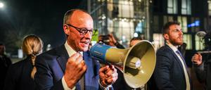 Als er noch Kanzlerkandidat war, griff Friedrich Merz auch mal zu einem Megaphon, um besser gehört zu werden, hier bei seiner Ankunft beim TV-Duell von ARD und ZDF vor der Bundestagswahl.