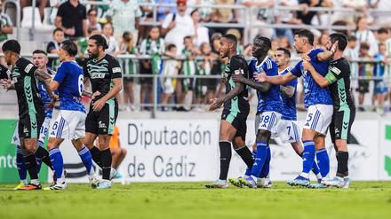 Die Spieler von Real Betis Sevilla (in Schwarz-Grün) und Como 1907 (in Blau) gingen immer wieder wüst aufeinander los.