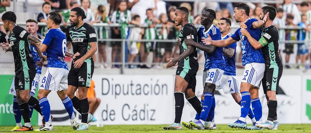 Die Spieler von Real Betis Sevilla (in Schwarz-Grün) und Como 1907 (in Blau) gingen immer wieder wüst aufeinander los.