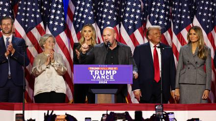 Dana White (3. v. r.) bedankt sich bei Donald Trumps Siegesfeier unter anderem bei den Nelk Boys, Bussin with the Boys und Joe Rogan.