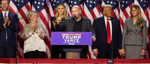 Dana White (3. v. r.) bedankt sich bei Donald Trumps Siegesfeier unter anderem bei den Nelk Boys, Bussin with the Boys und Joe Rogan.