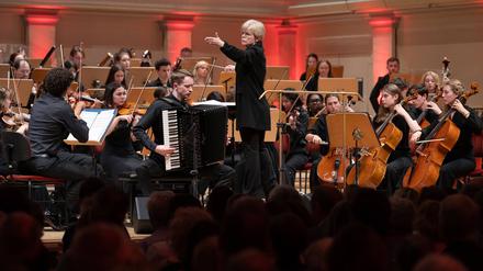 Das National Youth Orchestra of Scotland im Konzerthaus Berlin beim Young Euro Classic-Festival am 6. August 2025 mit der Dirigentin Catherine Larsen-Maguire und dem Akkordeonisten Ryan Corbett.