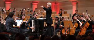 Das National Youth Orchestra of Scotland im Konzerthaus Berlin beim Young Euro Classic-Festival am 6. August 2025 mit der Dirigentin Catherine Larsen-Maguire und dem Akkordeonisten Ryan Corbett.
