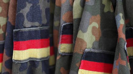Deutschland-Flaggen sind an Uniformen der Bundeswehr zu sehen.
